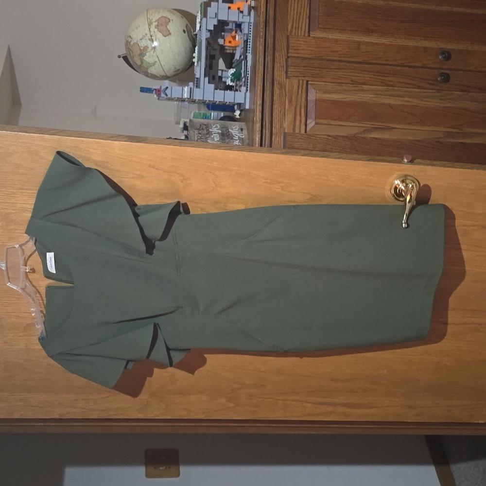 Calvin Klien used casual dress with 2 side pockets and zipper back. It is lined.